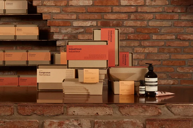 Aesop年度禮盒#磚瓦綠洲，包含賦活芳香手部清潔露、賦活芳香護手霜、賦活手部乾洗清潔露，2100元。品牌提供