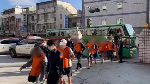 鐵皮工廠當賭場　警破獲得出動遊覽車載39賭客