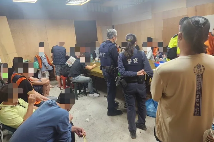 警方拂曉出擊，查獲藏身工廠鐵皮屋的職業賭場。讀者提供