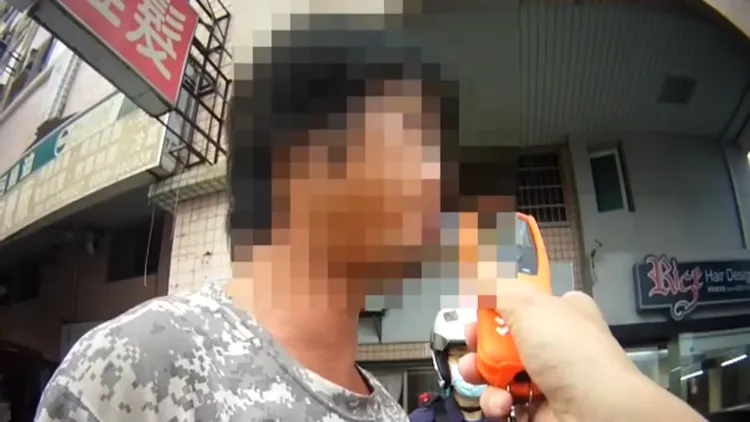 薛男被測出酒駕。讀者提供