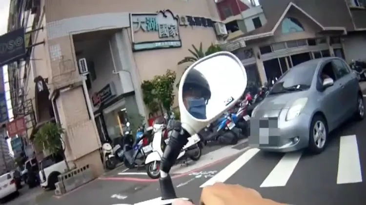 薛男因紅燈越線被攔查，結果竟外發現是躲了13年的通緝犯。讀者提供