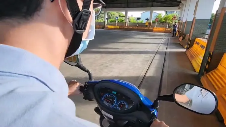 7秒直線加速通過時間要超過7秒，是機車路考的困難關卡。孫英哲攝