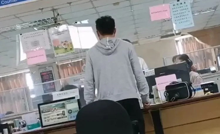 男子機車路考未過，氣得在監理站櫃台咆哮。翻攝抖音