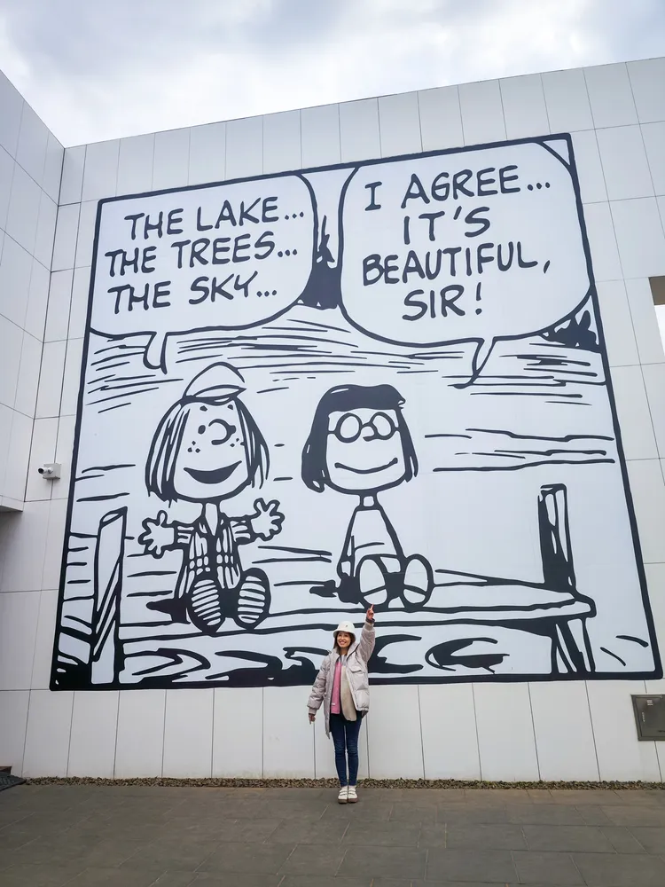 在「庭園小屋」入口前，有幅巨大的漫畫打卡牆。田欣雲攝