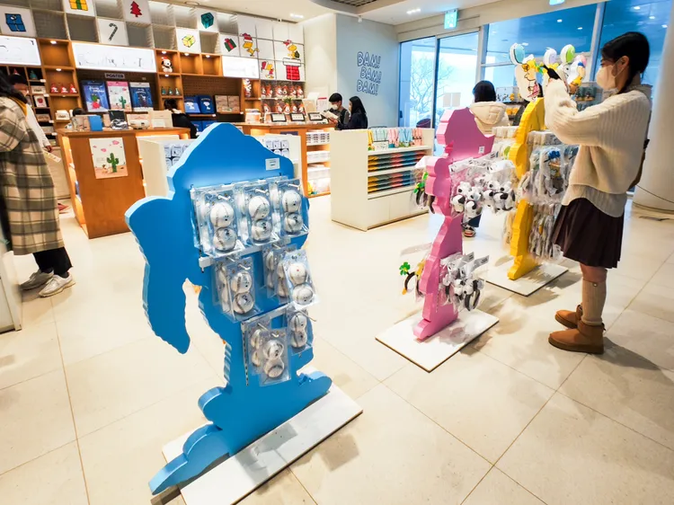 紀念品除了玩偶公仔、T恤服飾、吊飾配件、提袋杯具外，也販售符合漫畫情節的棒球。田欣雲攝