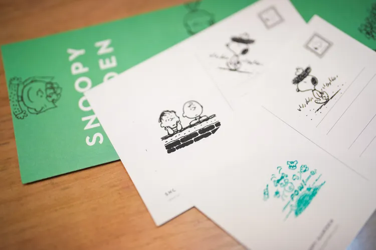 現場可自由索取空白明信片，再在上頭蓋紀念章。田欣雲攝