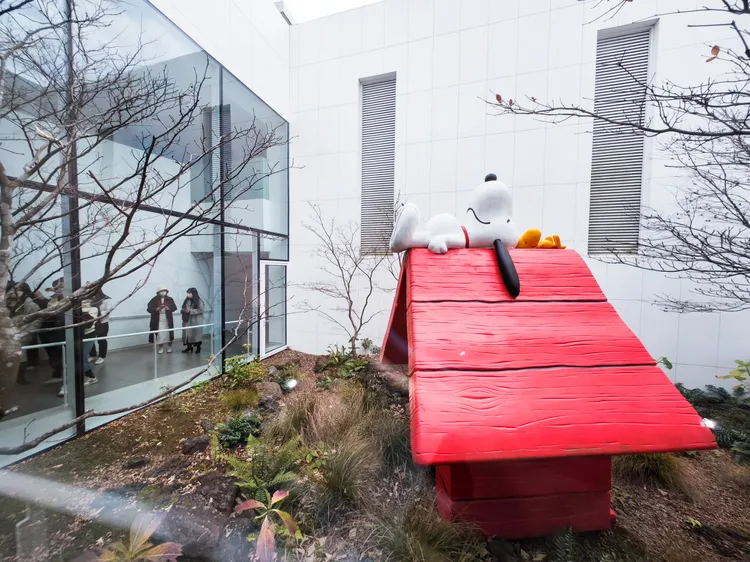 在屋頂天馬行空幻想的史努比，與牠的好朋友糊塗塌客。田欣雲攝