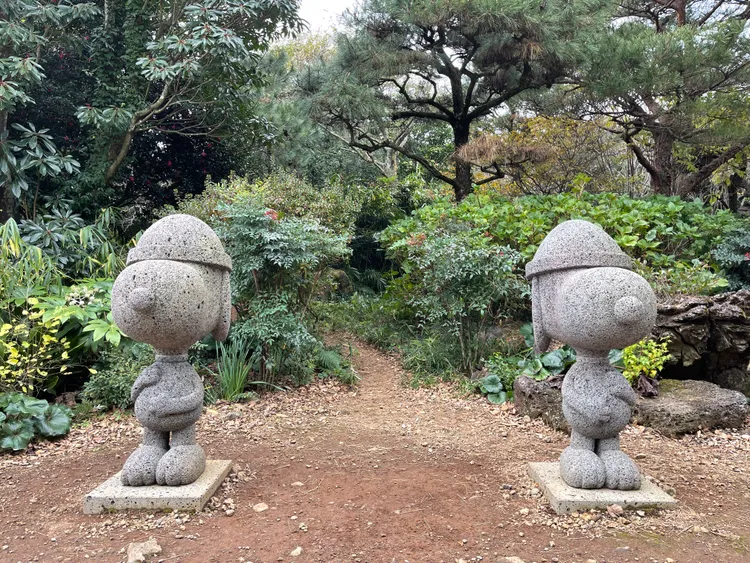 融入濟州特色，模仿石頭爺爺的史努比。FB「凱西看韓國找맛집」提供