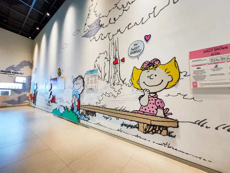 如果對《花生漫畫》宇宙並不熟悉，建議從「庭園小屋」開始逛起。田欣雲攝