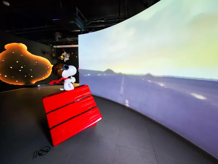 史努比與化身成戰鬥機的紅色狗屋。田欣雲攝