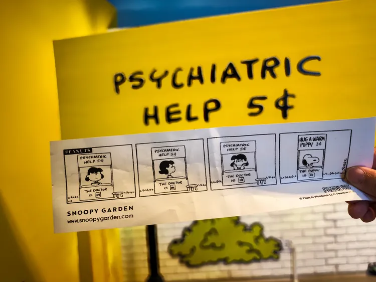 按下按鈕，會列印出露西小攤曾出現過的漫畫篇幅。田欣雲攝