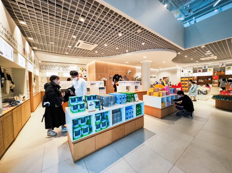 紀念品店裡頭販售許多濟州史努比庭園限定商品。田欣雲攝