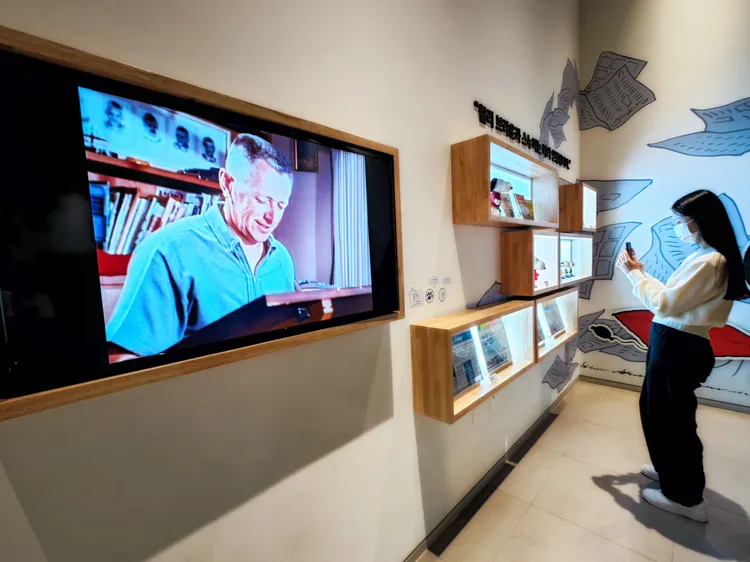 美國漫畫家查爾斯·舒茲，在1950年代創造了這隻會雙腳行走的小獵犬「史努比」。田欣雲攝