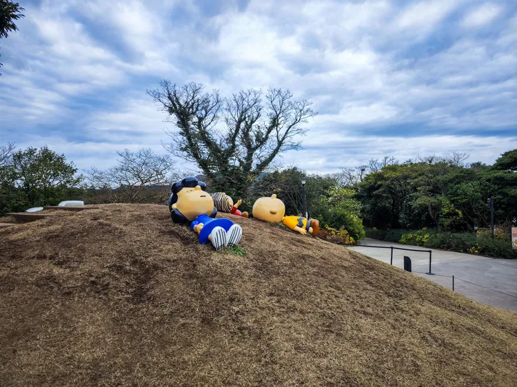 與花生朋友躺在小丘上仰望天空。田欣雲攝