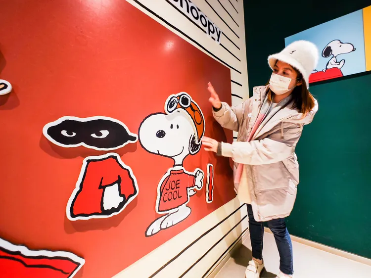 大型紙娃娃磁鐵牆讓遊客互動。田欣雲攝