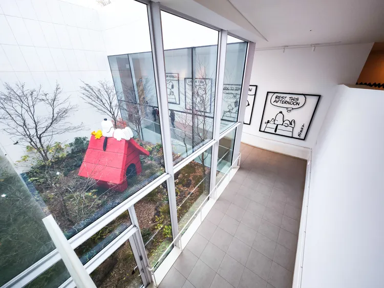 走進庭園小屋，目光馬上被史努比與紅色狗屋吸引。田欣雲攝