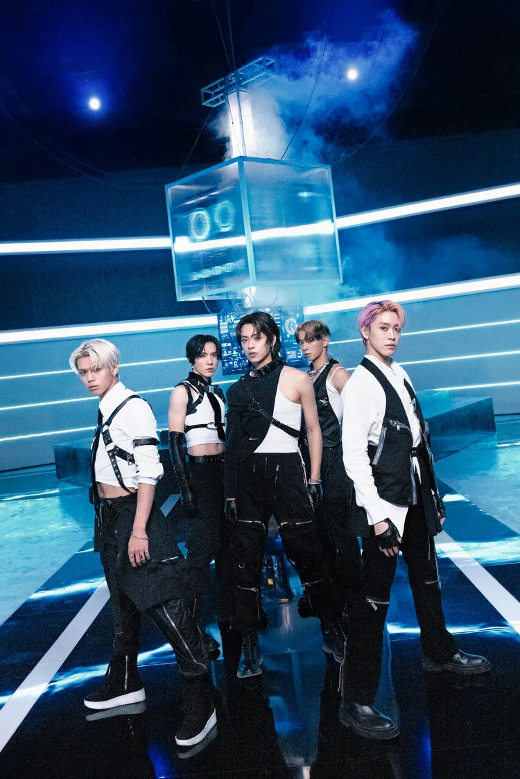 ALL IN 5在充滿科技感的空間拍攝MV。必應創造提供