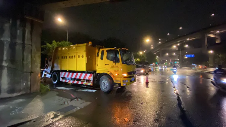 垃圾車遭到撞擊。民眾提供