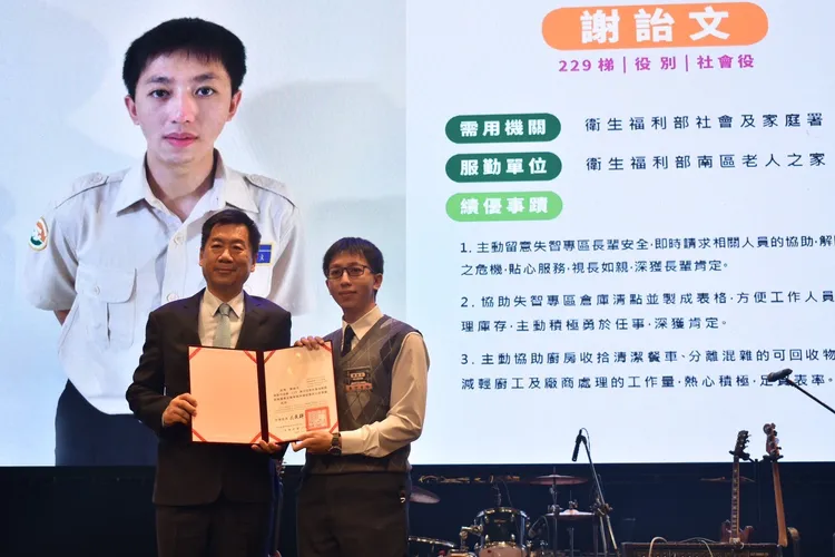 社會役男謝詒文在老人之家服役，隨時照顧失智老人。翻攝畫面