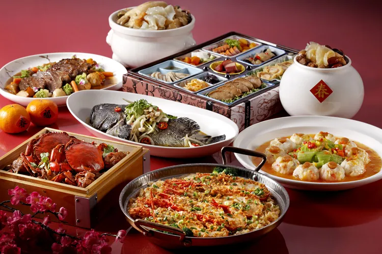 「2023鴻兔大展外帶常溫年菜組」10人份10988元、6人份7988元各2套，圖為10人份套餐。業者提供