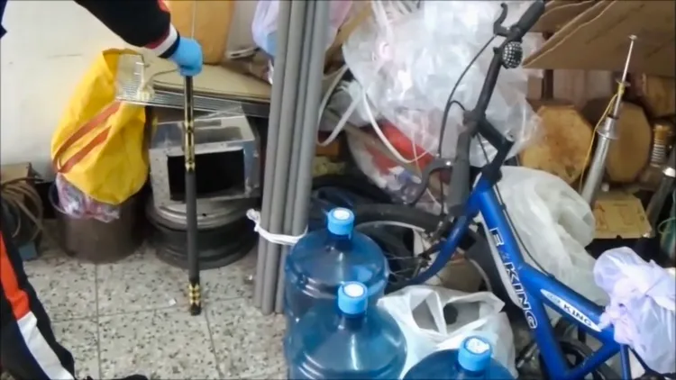 警方起出疑似兇器的撞球桿。讀者提供