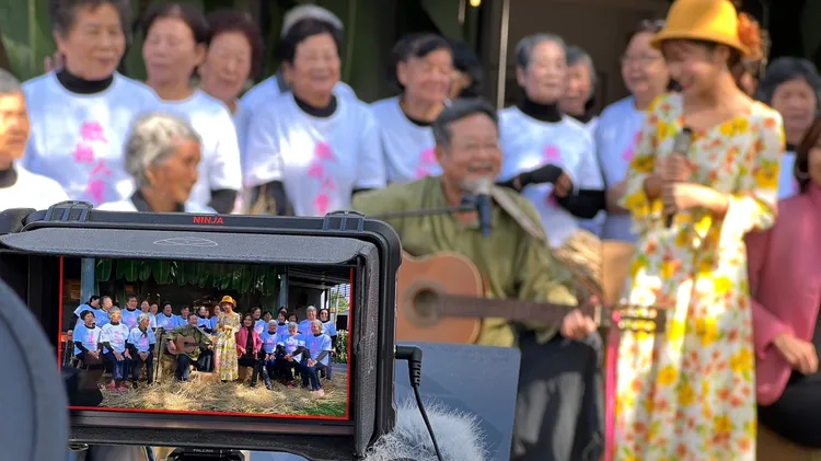 陳明章與小乖合唱楊桃歌，40位老阿嬤歡樂伴唱，完成音樂帶拍攝工作。魏嘉良攝