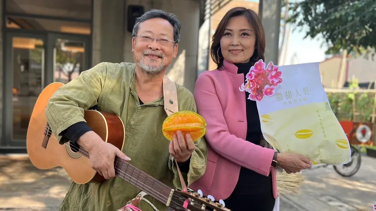 楊桃歌由陳明章(左)譜曲、張鈺萱作詞。魏嘉良攝