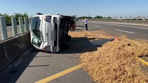 你累了嗎?駕駛恍神開到翻車 台78線雲林段肥料傾洩一地