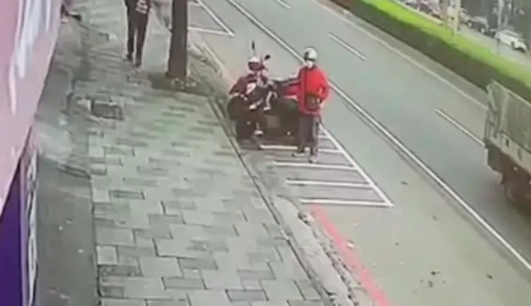 彭姓騎士停車時還沒有異樣。翻攝畫面