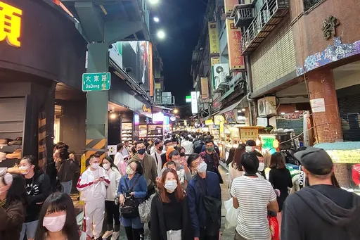 士林夜市人潮回來了! 民眾目擊假日擠爆「沒辦法好好走路那種」