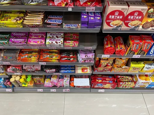  小女孩頻偷可樂糖！超商店長一張紙條被狂讚　網歪樓這招讓小孩崩潰