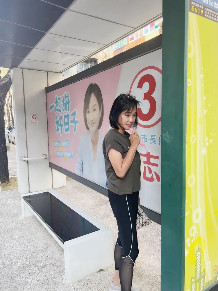 柯志恩選後在臉書貼出在高雄等公車照。翻攝自柯志恩臉書