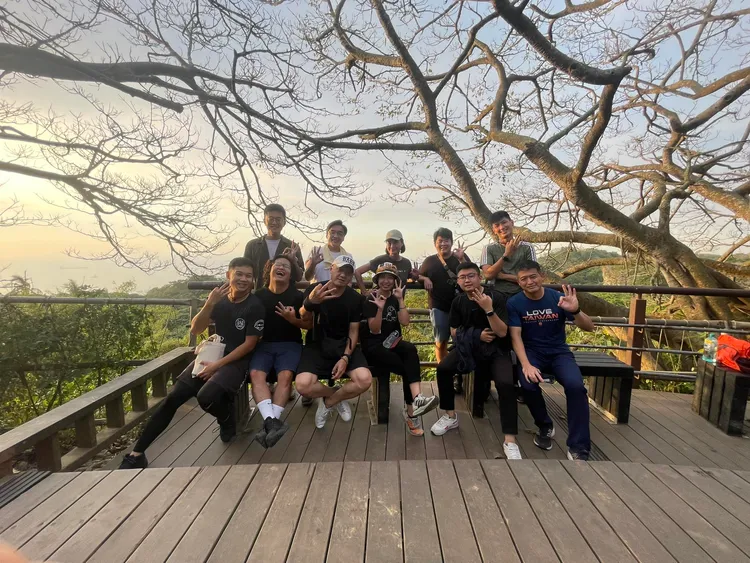 柯志恩選後在臉書貼出與競選伙伴同爬柴山照。翻攝自柯志恩臉書