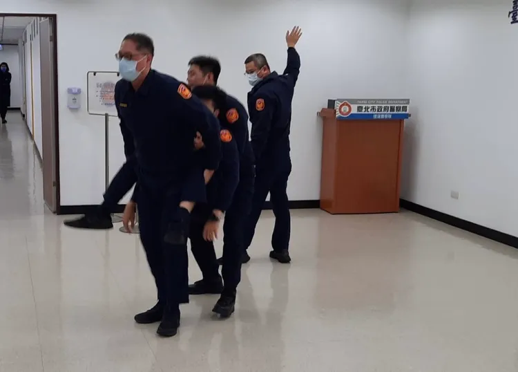 民眾傷勢嚴重，由1名警員協助疏導，多名警員攙扶護送並協助就醫。翻攝畫面