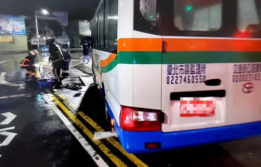 返營區過馬路遭左轉公車撞上 軍人一度受困車底骨折