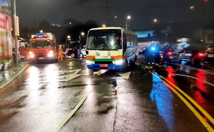接駁公車左轉時撞上行人。翻攝畫面