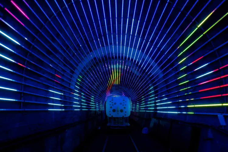 進入聖誕主題光隧道，聖誕老公公、雪人及聖誕樹映入眼簾。新北觀旅局提供