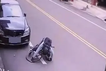 單車男撞路邊車仆街爬起來跑了 車主報警PO網要他「出來面對」