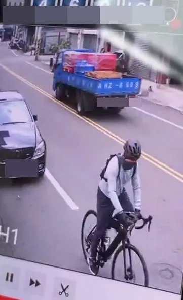 越野單車騎士倒地後站起身，若無其事騎車離開。翻攝我是太平人