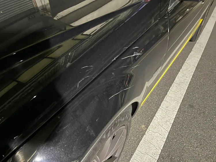 轎車遭越野單車撞擊車體刮損。翻攝我是太平人