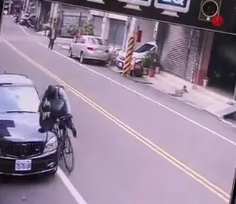 越野單車撞到轎車。翻攝我是太平人