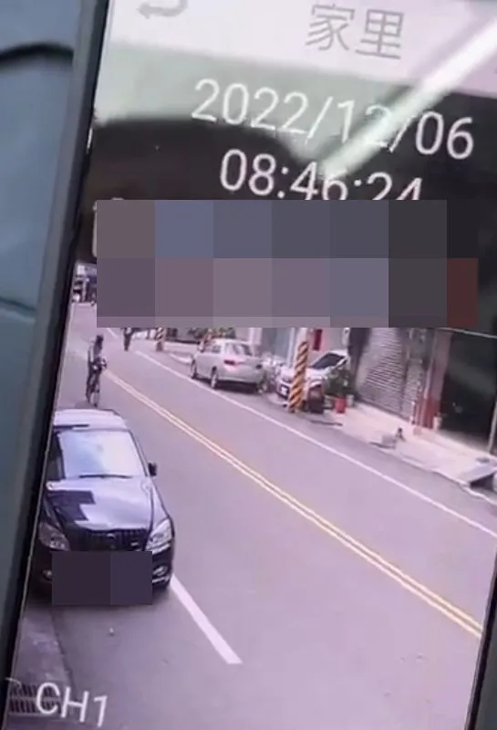 越野單車靠近轎車。翻攝我是太平人