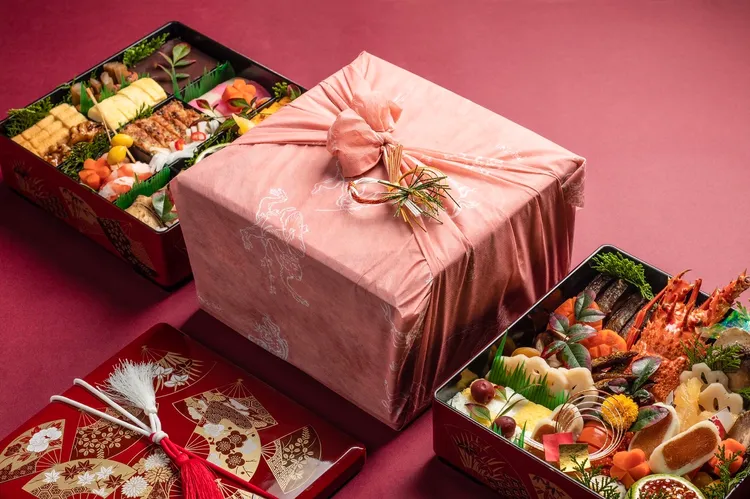 御節料理包含日本進口的精緻雙層漆器盒，從裡到外充滿日式奢華，自用、送禮都很適宜。業者提供