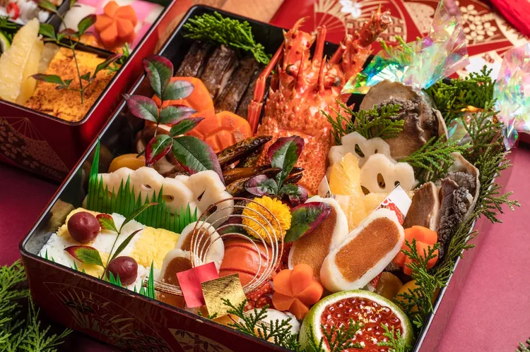 「御節料理」的第一層，就已有龍蝦、鮑魚、鰤魚等高檔料理。業者提供