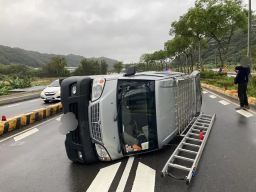 桃園男自撞安全島翻車 驚呆了!酒測值高達1.27毫克