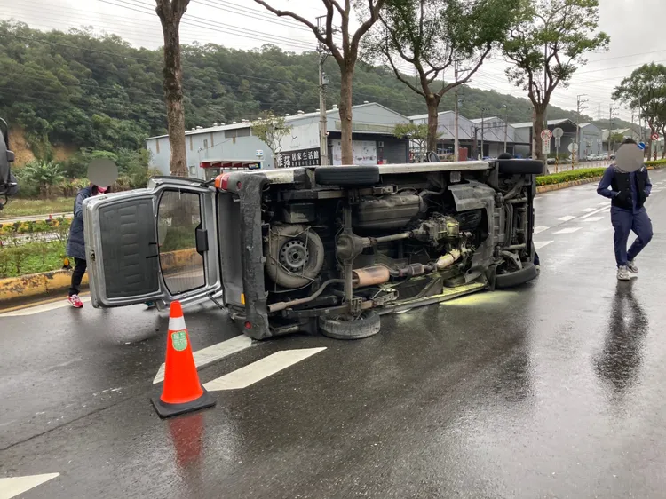 車輛翻覆。龜山警分局提供