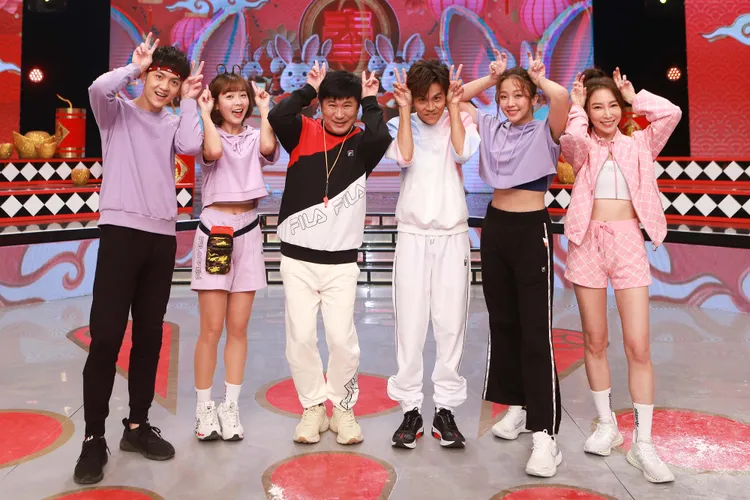 郭忠祐（左起）、籃籃、胡瓜、阿翔、賴慧如、張家瑋日前錄兔年過年節目。民視提供