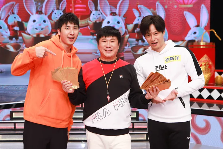 胡釋安（左起）、胡瓜及徐新洋日前錄過年特別節目。民視提供