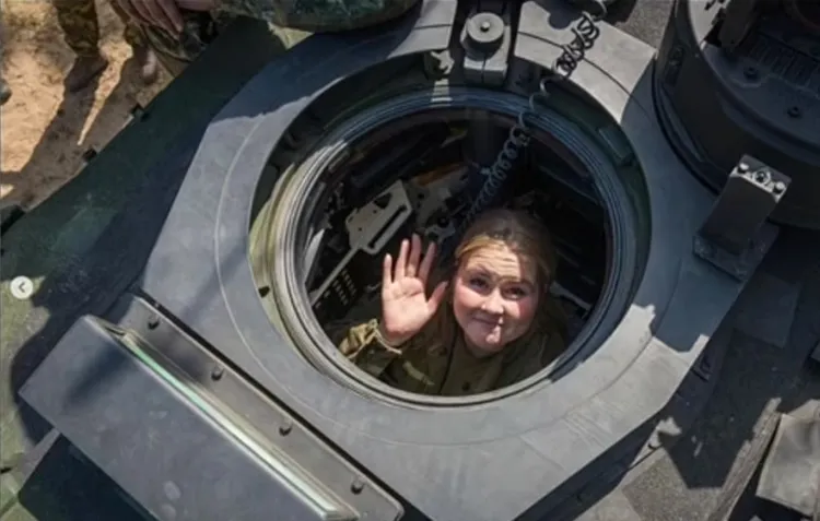 荷蘭艾瑪利亞公主在坦克內露出靦腆笑容。翻攝荷蘭王室官方IG / koninklijkhuis