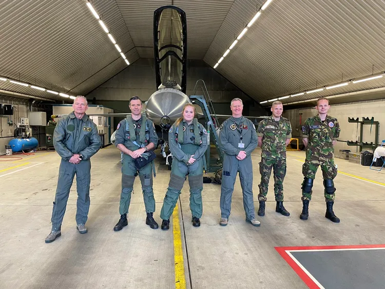 荷蘭艾瑪利亞公主（左三）與空軍基地官兵合影。翻攝荷蘭王室官方推特@koninklijkhuis
